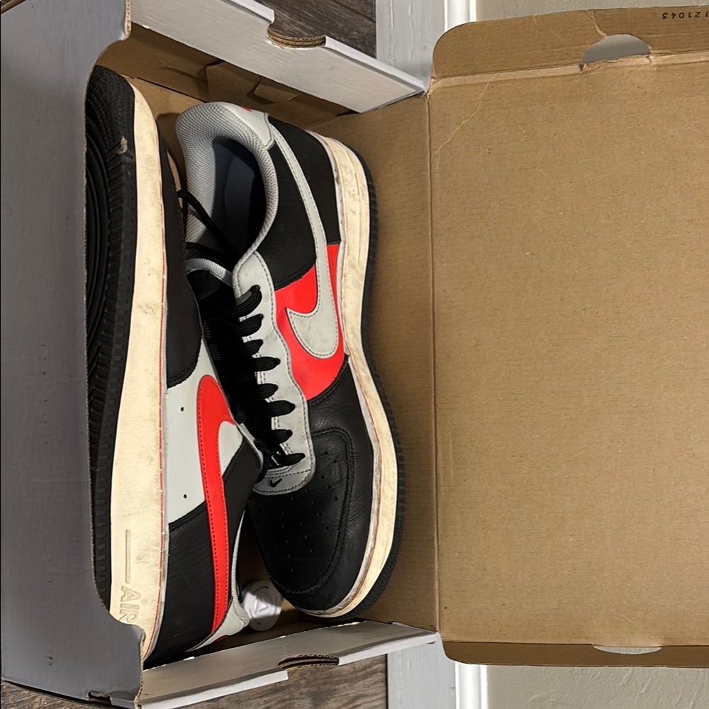 Nike Men's Black and Red Sneakers